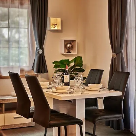Apartment Breithorn - Charming - Free Parking & Wifi